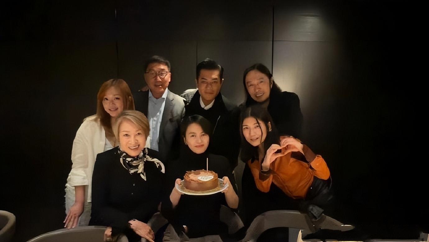 梁咏琪49岁庆生照曝光，皮肤白嫩细腻气质优雅，古天乐等好友现身