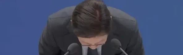 就在刚刚
韩国总统李在明鞠躬道歉了
全场没有一个人鼓掌
据《韩民族日报》报
