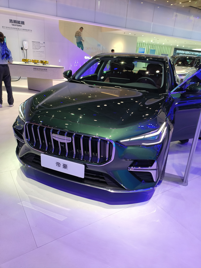 新款帝豪真的和老款星瑞非常的像
这谁受得了，而且配置还比我们老款的高，今天就来对