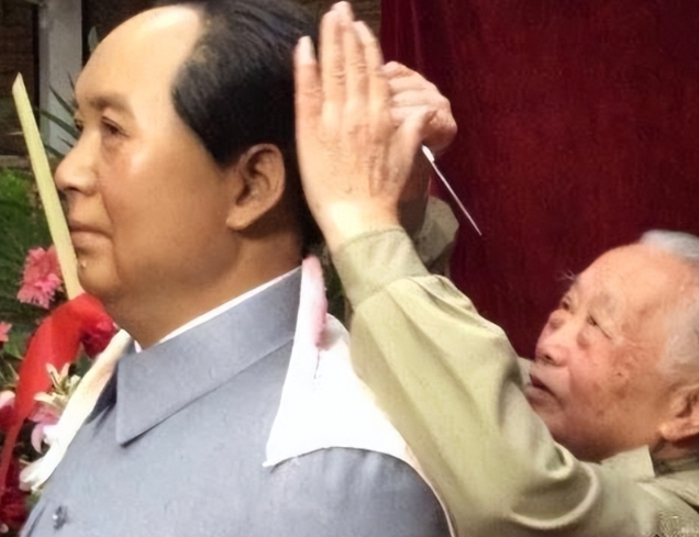 1976年9月8日，毛主席病危，苏醒后敲了三下木床又写下三道横杠。医护人员猜到其