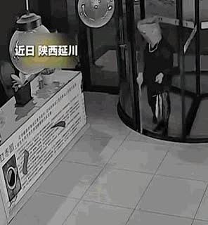 这些小偷是真不把现代技侦当人啊！

近日，陕西一男子深夜潜入酒店盗窃，将保险