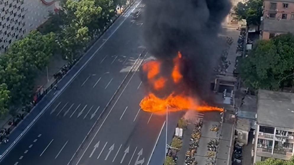 广州街头突发火情疑似车油泄漏，现场连成火线，消防支队通报：明火已扑灭，无人员伤亡