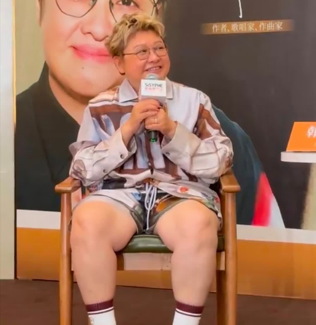 韩红到重庆开新书签售会，穿衣打扮一言难尽，好像暴发户，这头黄发太难看了！她的身形