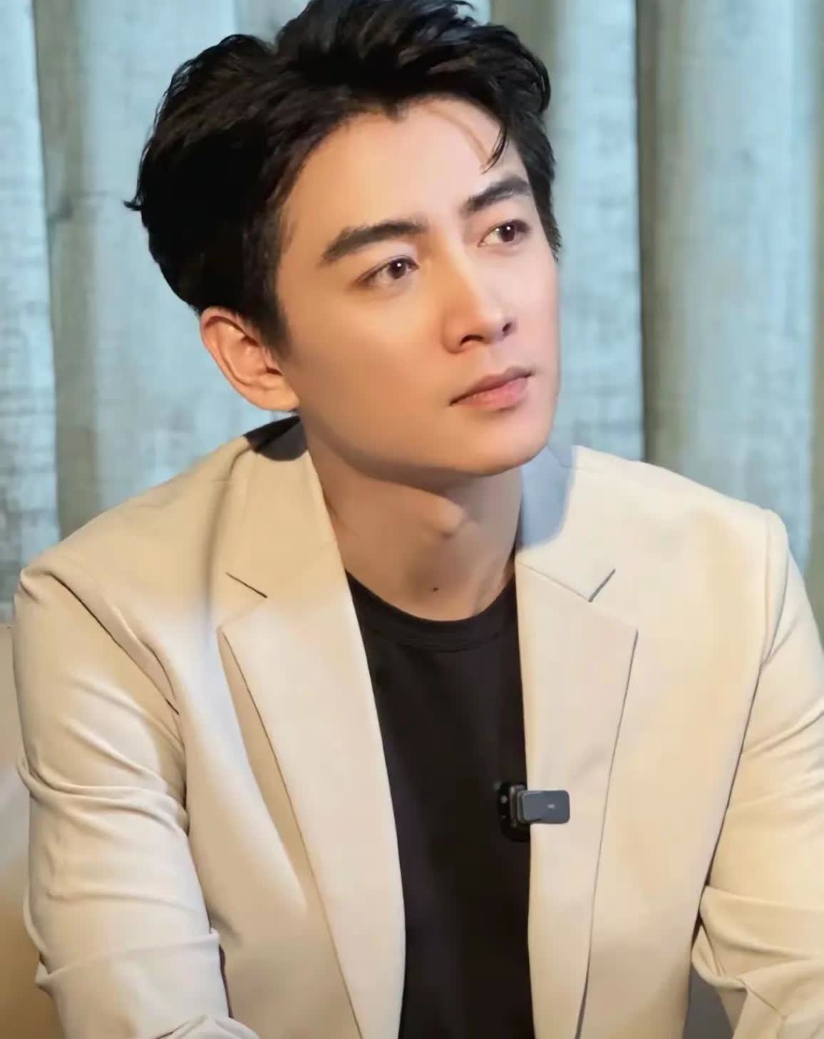 天啊，以前只知道
陈晓就是一个演员而已
现在才知道，他不仅是一个好演员，还是