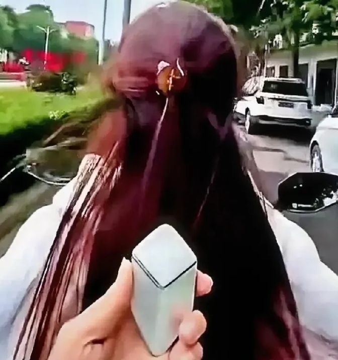 在相亲时，男子见到了一位来自农村的女孩，长相一般，但勤快能干，心里觉得还不错。