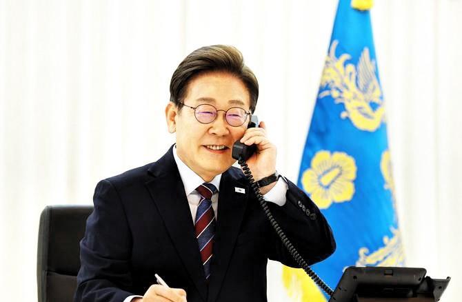 韩国总统李在明与美国总统唐纳德·特朗普于周五深夜进行首次电话会谈，双方在20分钟