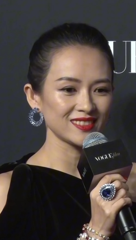 章子怡46岁状态真好，这个岁数了没有了双下巴，下颌线清晰，自从离开了汪峰，精气神