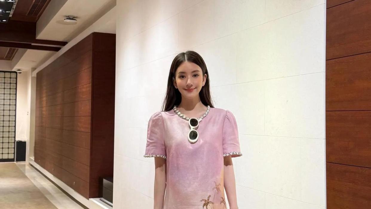 方媛分享靓照，和老公郭富城背靠背合影，相差22岁仍恩爱如初