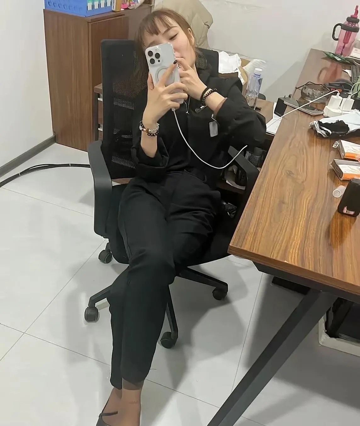 女同事一个月工资3500，却买1万多元的手机，哪来的勇气？