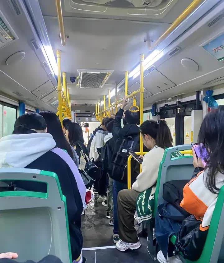 周末带娃出门玩，路上领了个气球，满心欢喜想坐公交，结果被司机拦下，一句“松手看一