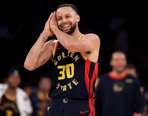 勇士对阵爵士。
记者报道，勇士主帅史蒂夫-科尔表示，斯蒂芬-库里将在赛前进行热身