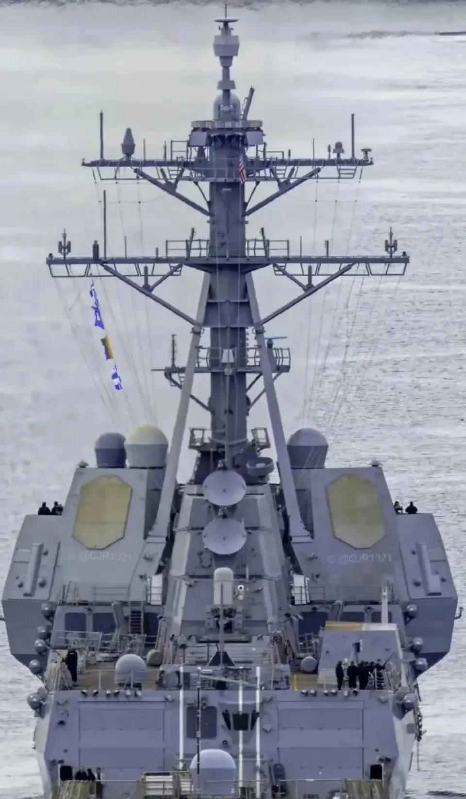 从舰尾来比较伯克级和055大驱。
时代感的差距就一目了然。
伯克级密密麻麻的天线