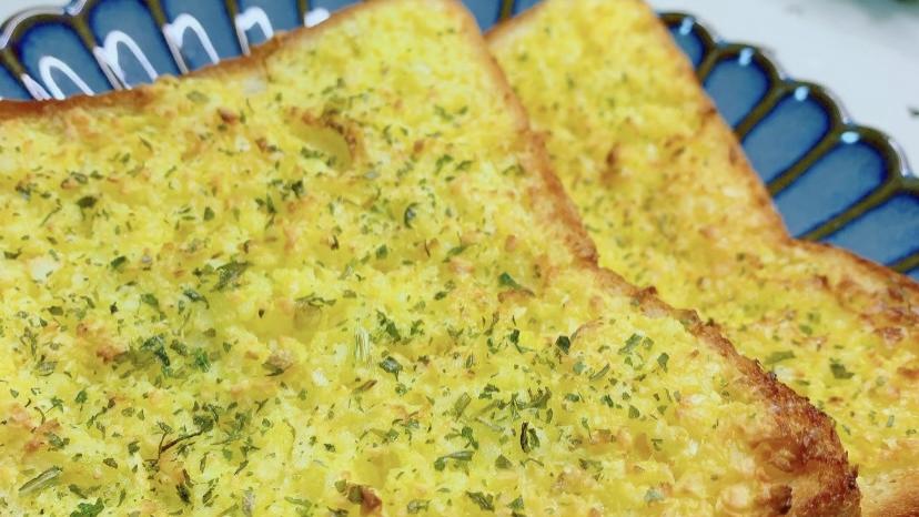 蒜香黄油吐司片：一份“与世隔绝”的美味