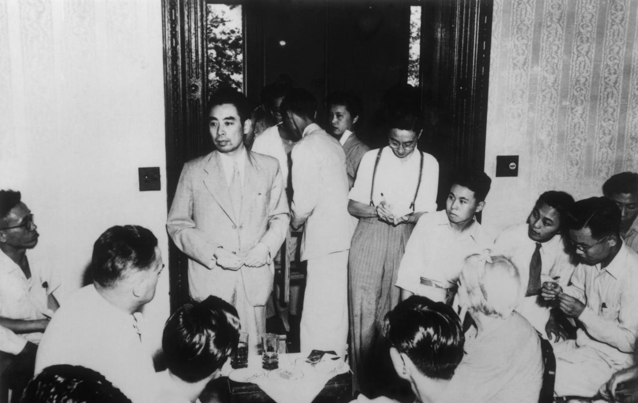 前一天还在国宴上当众炮轰中国，第二天就与中国闪电建交。“周式外交”有多厉害，看看