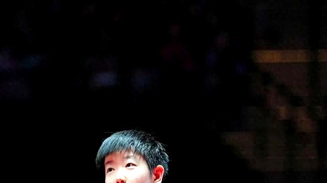 被记者笑死了 看莎整理东西话筒又默默缩回去 莎莎表示今天有点走神