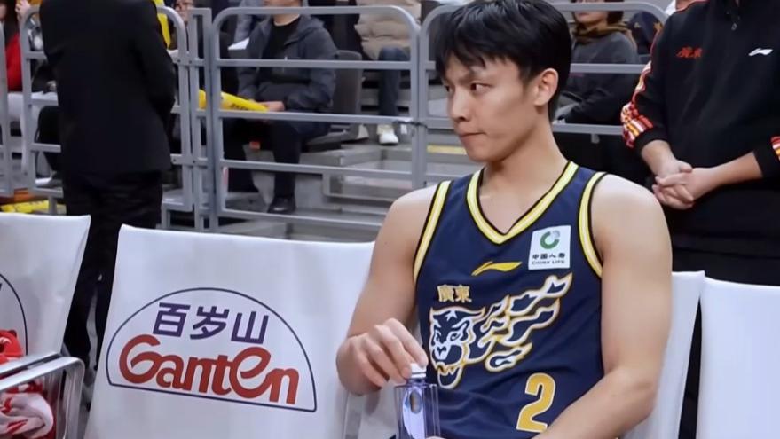 徐杰致胜抛投！5分险胜深圳！广东4人满分，胡队却被杜锋给用坏了