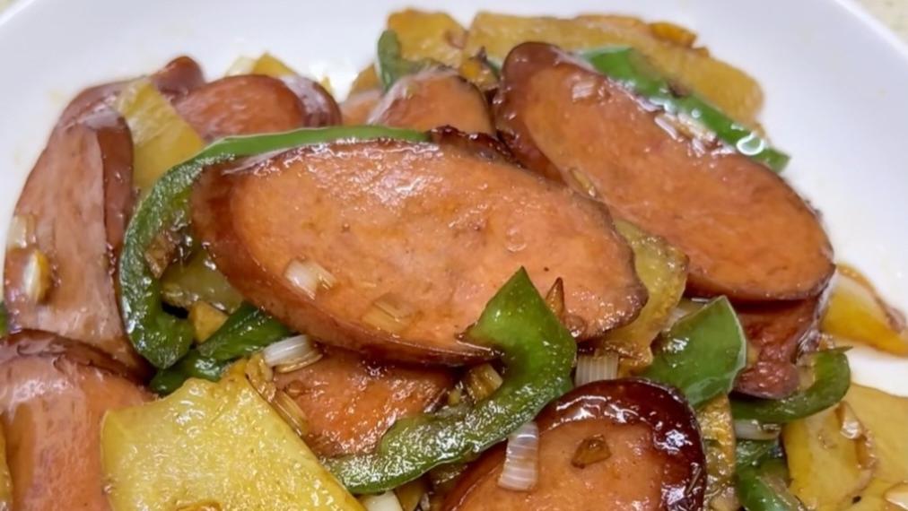 焦香土豆片煎红肠：厨房小白的逆袭神器，三碗米饭不够吃！