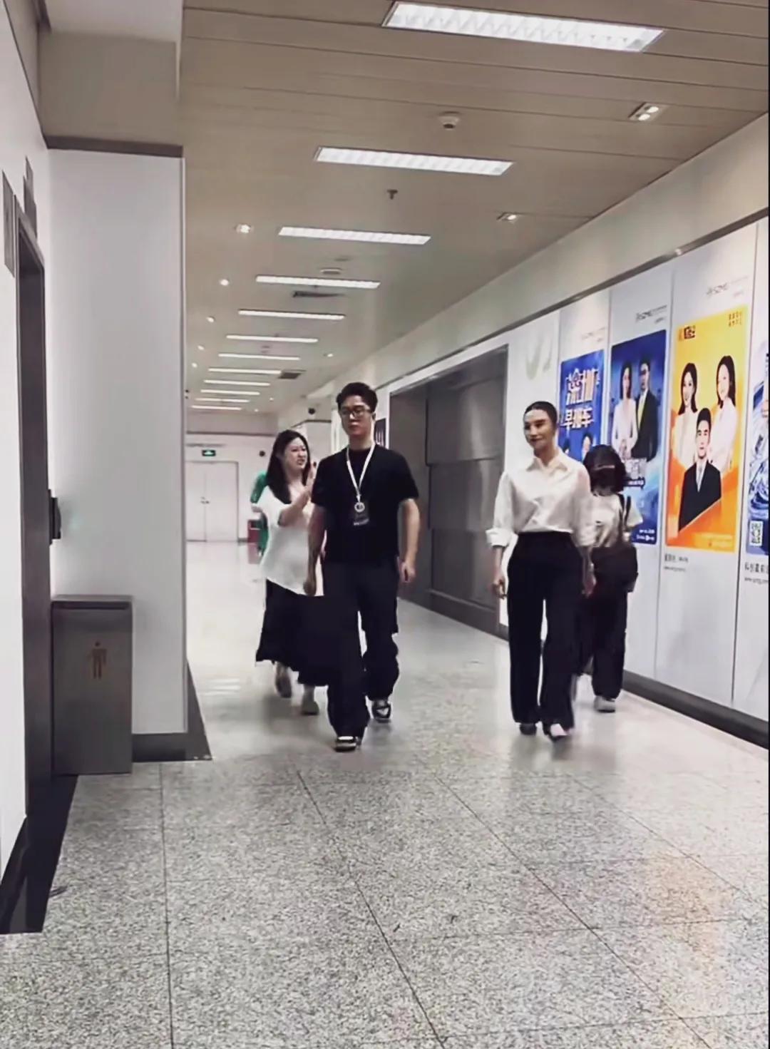 宋佳这黑白配绝了！英姿飒爽，衣着得体，红浓眉大眼大高个长腿，妥妥大女主范儿！#宋