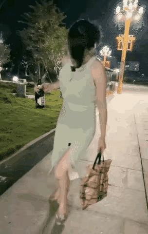 视频中一位女子，也不知道和谁在一起，竟然是喝的烂醉，还提着酒瓶边走边喝，真的是把