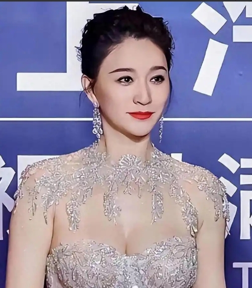 当年，殷桃在富豪孙东海的疯狂追求下，成为了他的女人，没想到孙东海又惦记上了女星李