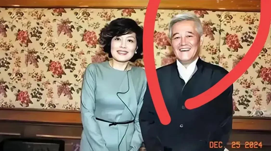 赵本山和神秘女子合影











太气人了！赵本山旁边这位女子是谁？竟