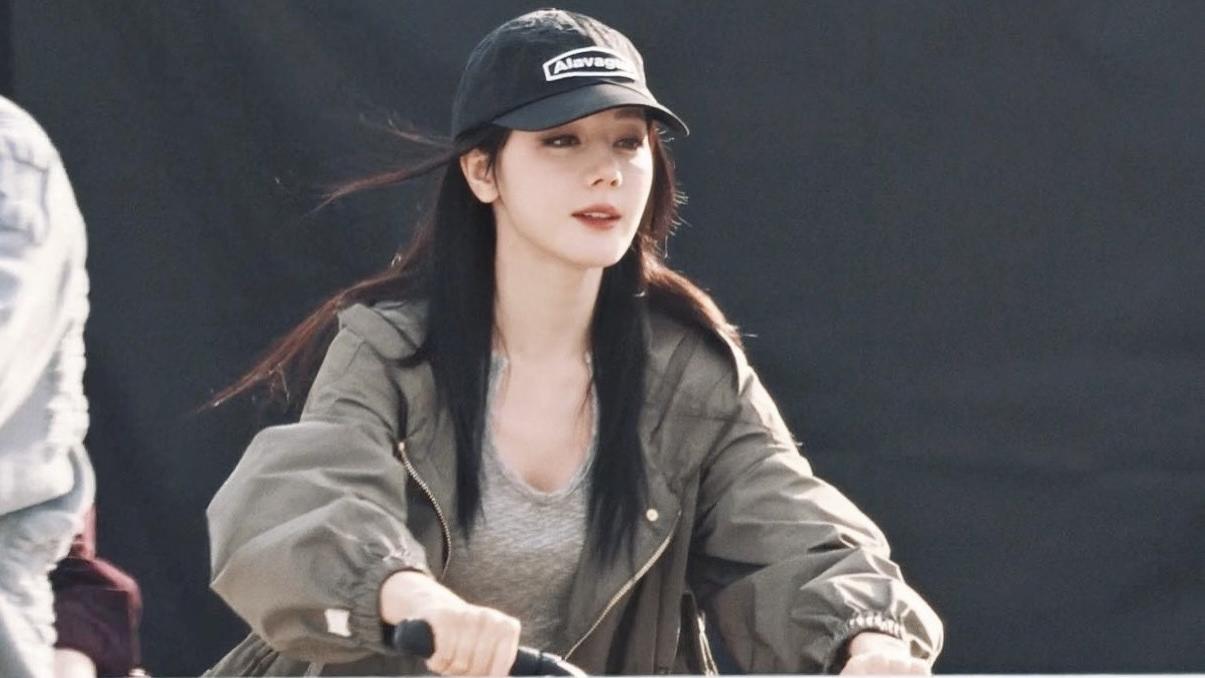 迪丽热巴新剧女主卫蓝AB穿搭好带感，优雅与休闲，all in！