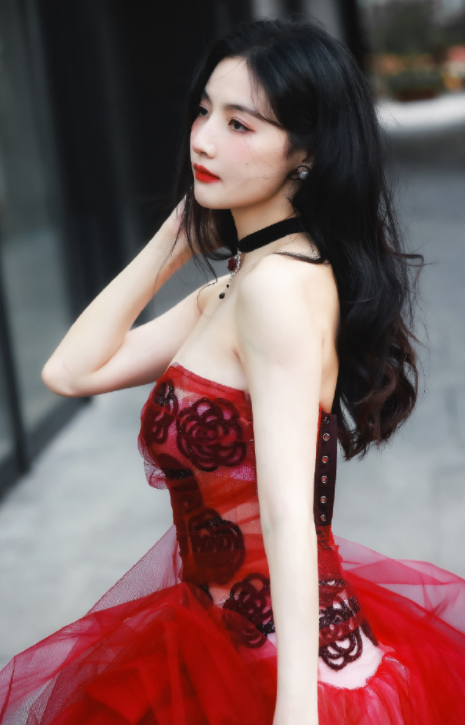 赵粤度的红裙妆造，挺不错的！ ​​​