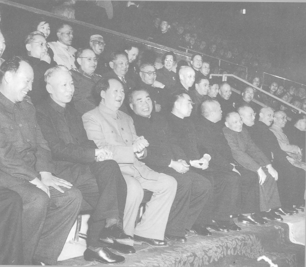1956年开国元勋大合影，您能认出来哪些？他们缔造了一个新的时代。

