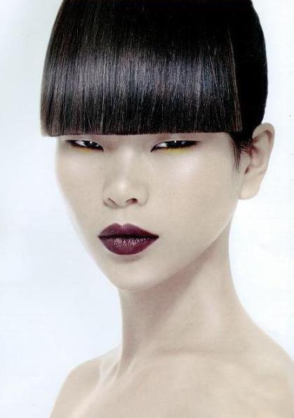 1999 年，18岁满脸雀斑的吕燕去面试模特，一个男人却对着她赞美：“你真漂亮，