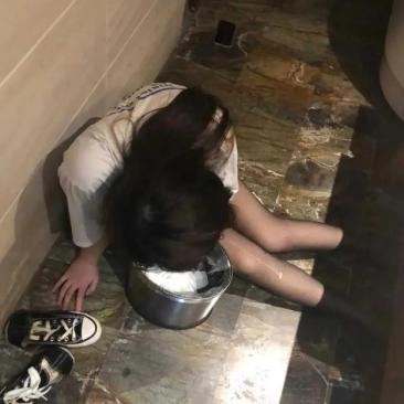 假如你女朋友和别人去酒吧喝成这样，你会怎么做？
