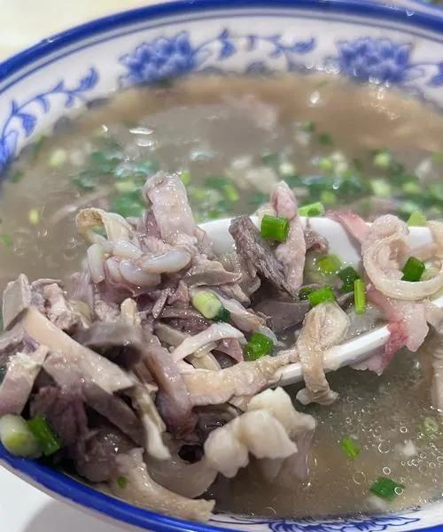 去塞罕坝在回家的路上路过一个小县城，这个小县城有一个网红饭馆，羊杂汤。
网上炒的