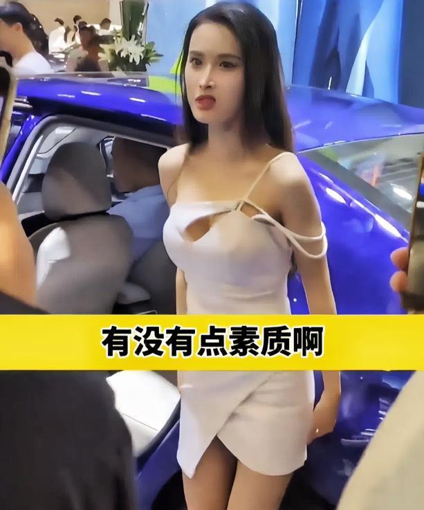 摄影师蹲下拍照，女模特霸气回怼：“有没有点素质啊，你妈不是女的吗？”
评两句：摄