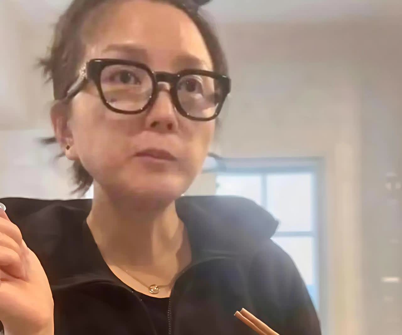 简直不敢认！何洁这是怎么了？整个一老年脸，皮肤彻底松垮，这老的太突然了…