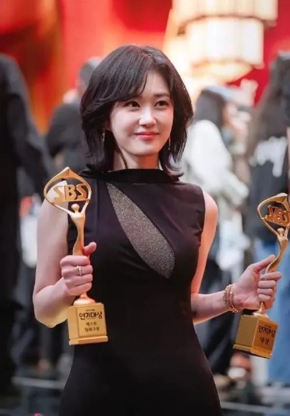 被封杀后回到韩国的张娜拉，时隔16年再次出现，却让人惊艳不已！