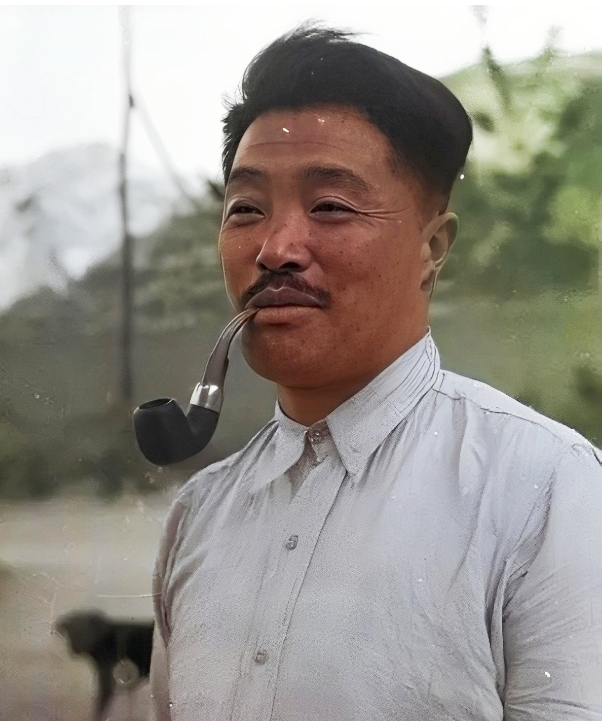 1920年春，15岁的贺文掌被土匪五花大绑，丢进了蒸笼中。随即整个山谷中都回荡着