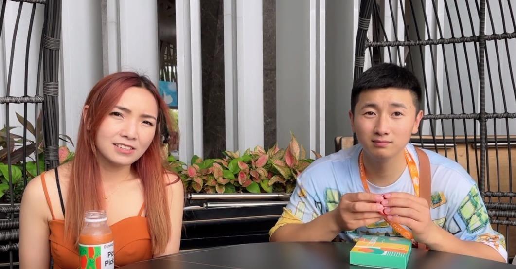 三年前火遍全网的猴微组合，有人称之为：为了利益的苟合。窃以为，苟合二字不妥，即使