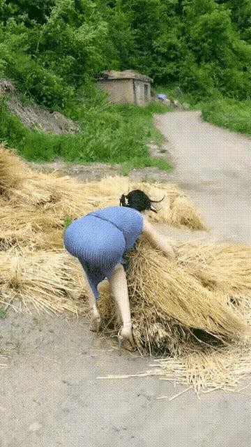 农村还有这么漂亮的媳妇，穿着如此时尚的连衣裙，去干这样粗劣的农活吗？
这可能是新