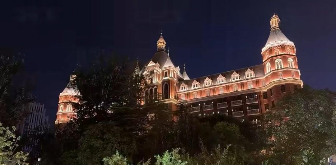 #普京入场时和工作人员亲切打招呼# 俄罗斯总统参加上海合作组织天津峰会下榻的酒店