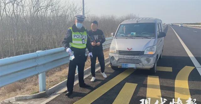江苏南通，一男子在高速上行驶，5岁的儿子突然尿急。高速路，钢铁巨兽，吞噬着时间和