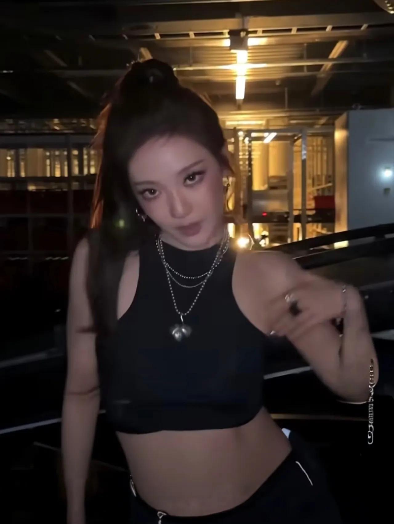 用表演视频里的跳舞的部分简单合了一下当初的路透