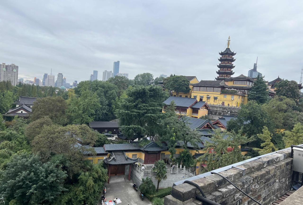 这次与大学同学相隔5-6年没见，人不能年纪思维变化挺大的。上次他非常主张让孩子出