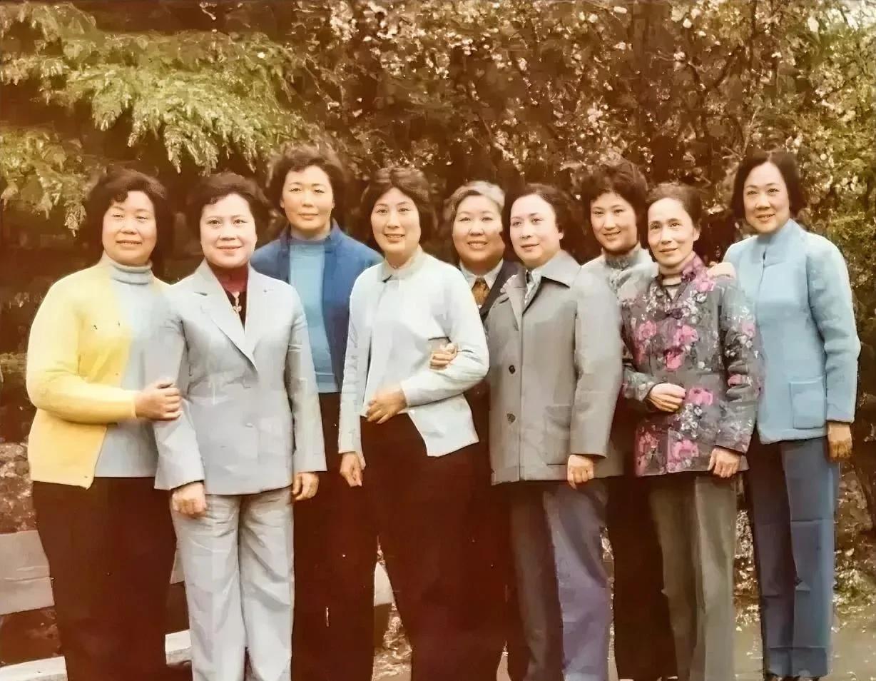 如果能把这9位全认出来，你绝对是戏剧迷中的佼佼者！
这是70年代越剧老艺术家们在
