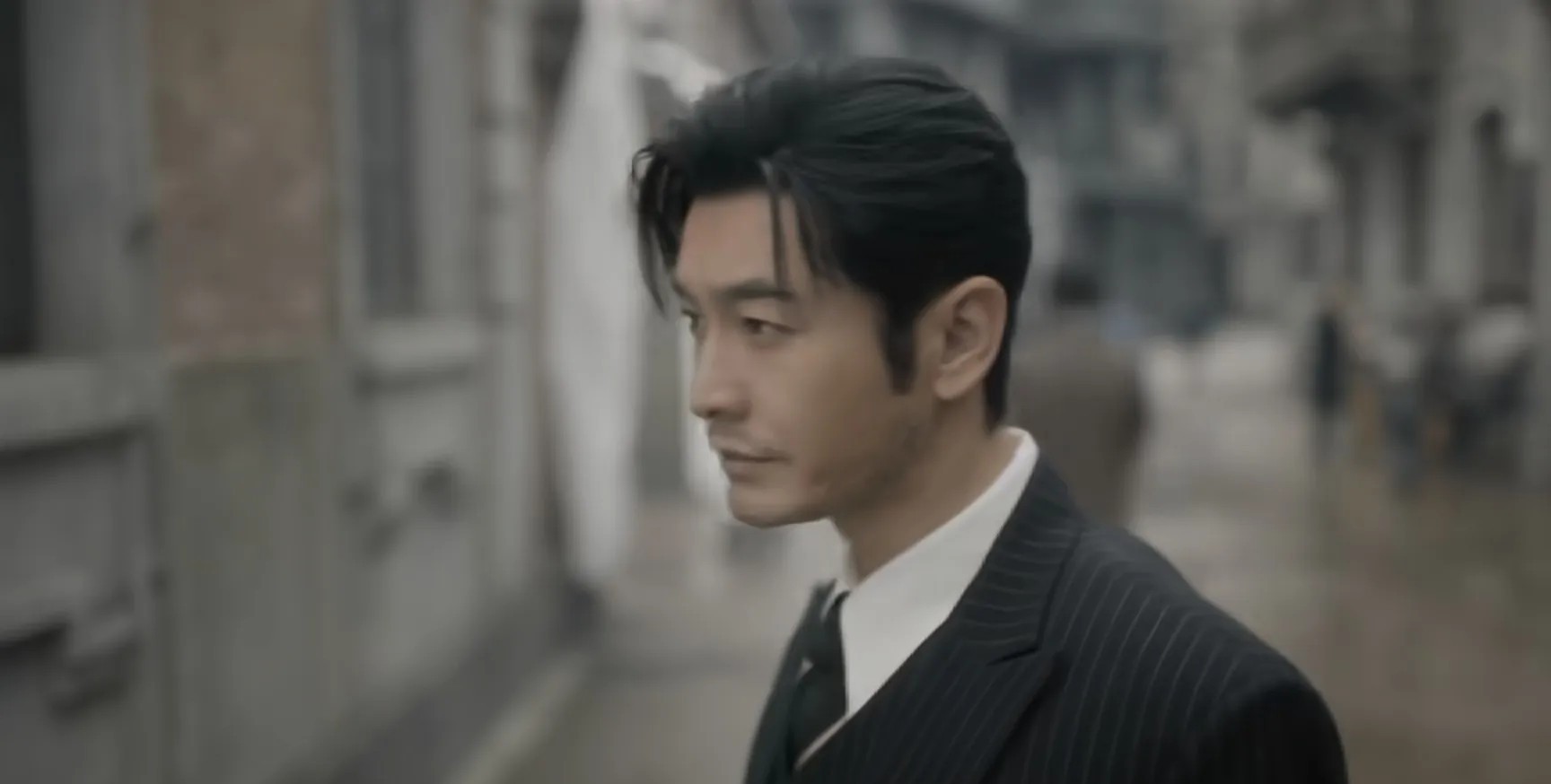 腾讯一下放出来两部剧。
《长安的荔枝》看了五集，雷佳音的这条线还凑合能看，但是岳