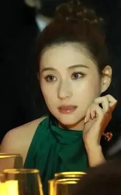要不是因为这张老照片，我都忘了何超莲也是位颜值逆袭女王啊！
如今的何超莲不管是在