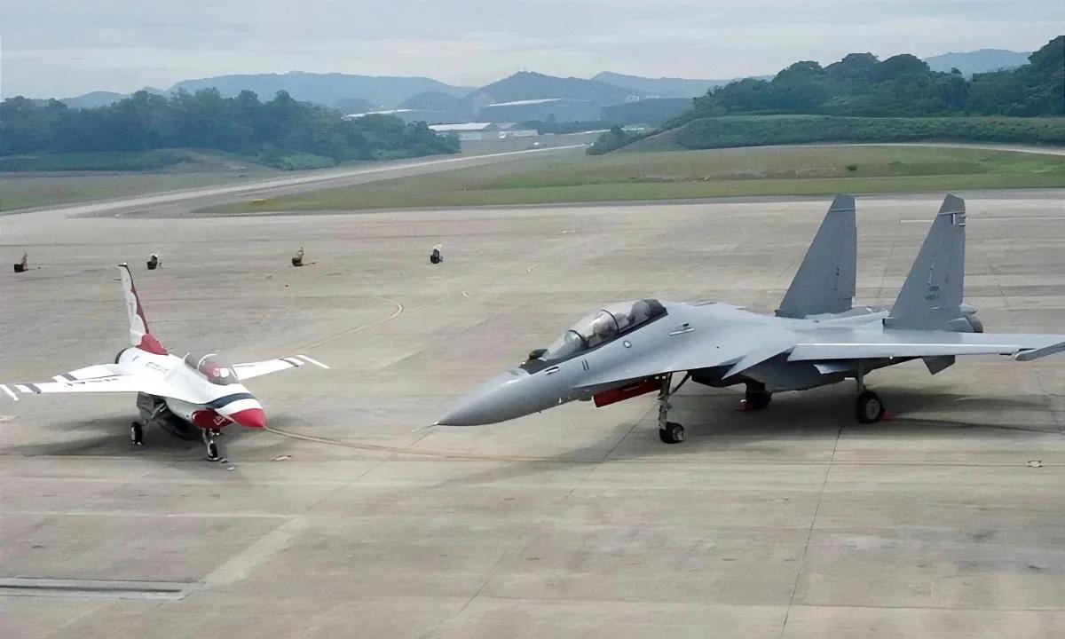 F-16在苏-30面前，娇小犹如一只小鸡仔！
苏30是俄罗斯研制的重型双发战机，