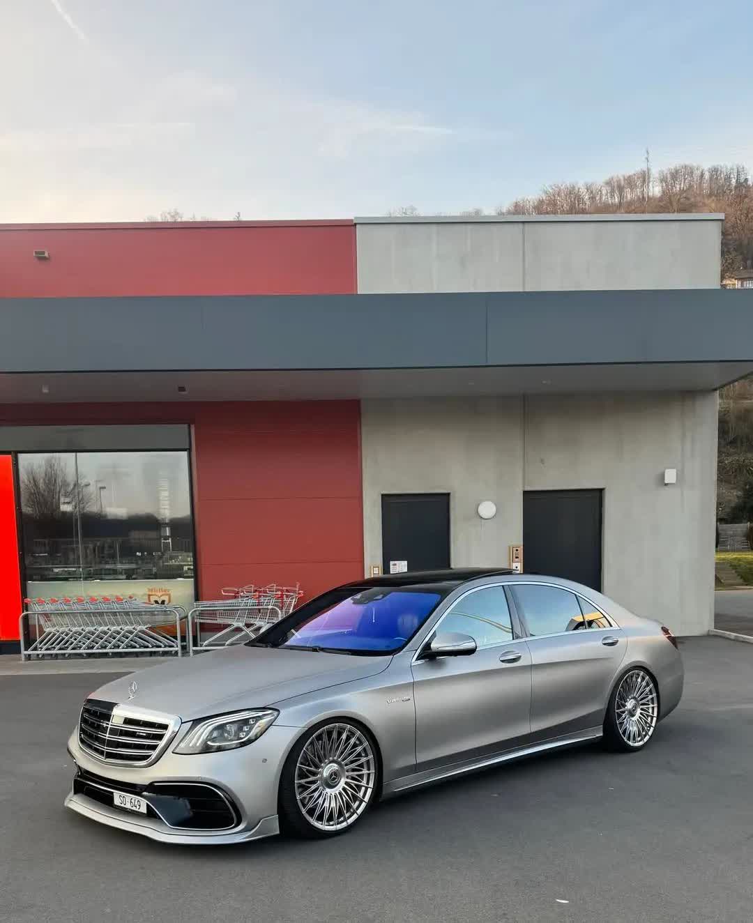 不是我们喜欢老车 而是我们喜欢的车都老了
梅赛德斯奔驰AMG-S63