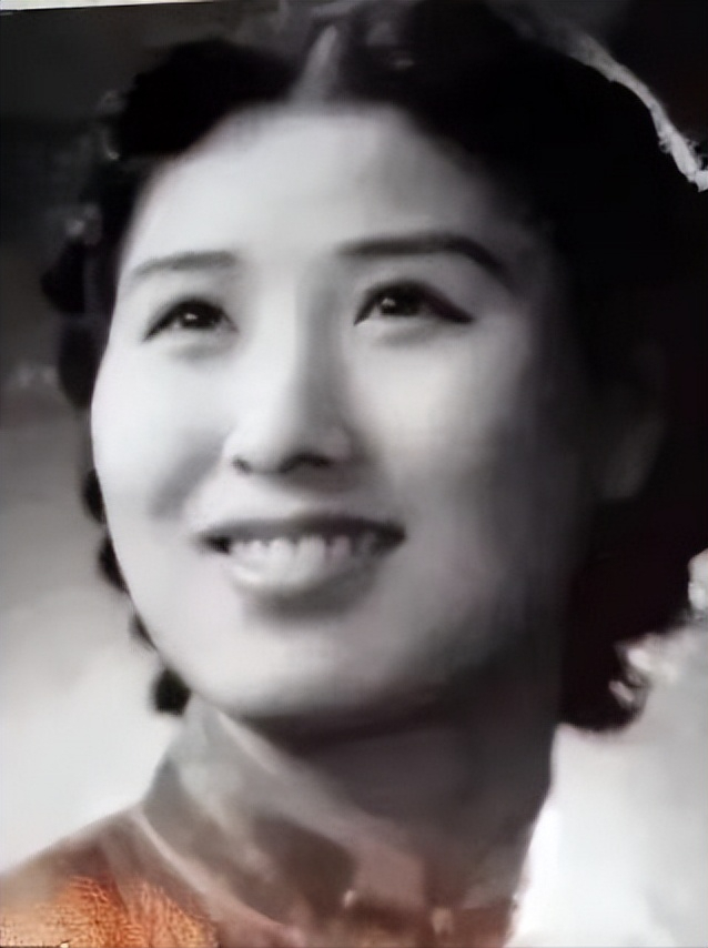 1940年，一貌美女子被特务押到城外小树林，特务拿枪指着她的头：“这么漂亮，可惜