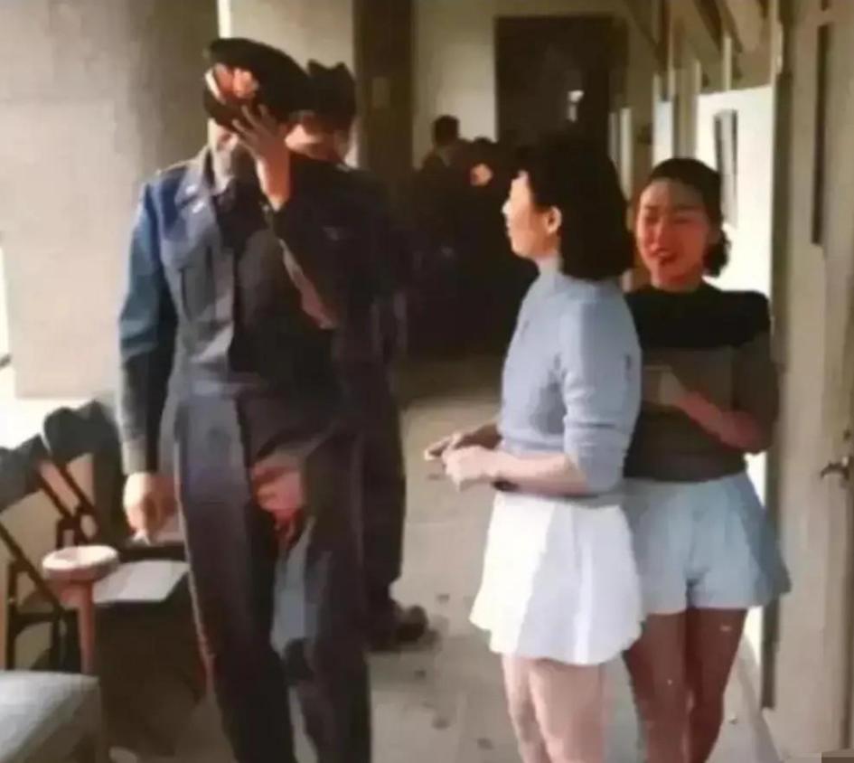 1946年东京，一名美军士兵慌乱拉低帽檐。  



他仓皇逃离的建筑物，门前两