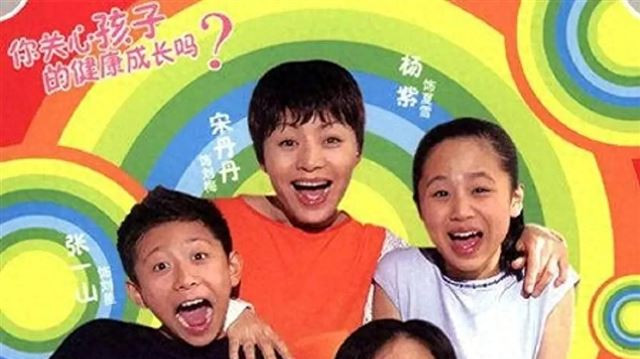 28岁尤浩然在天津被偶遇，打扮老气，脸方头大，身材和小时一样胖