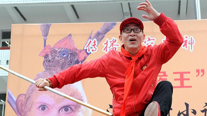 六小龄童武汉舞金箍棒 新书《金猴宗师》传承猴王精神